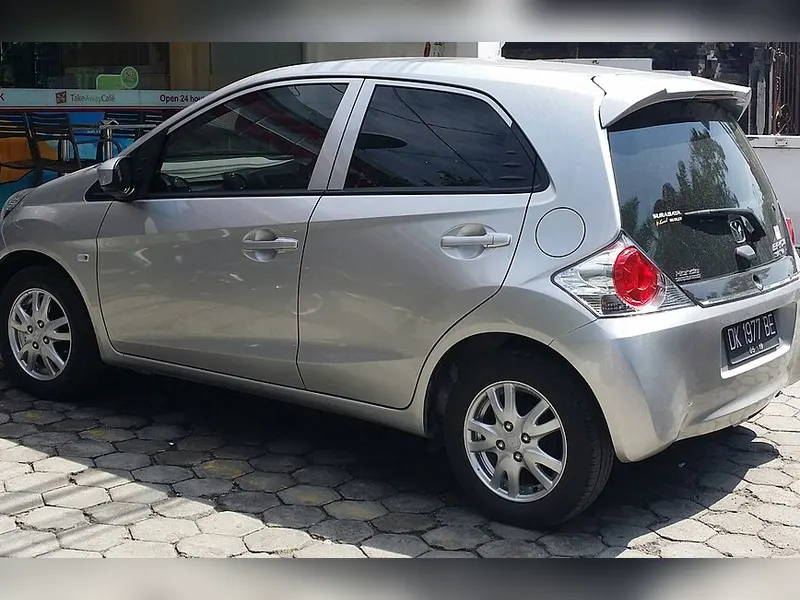 Foto ilustrasi Honda Brio E MT 2016 (model serupa, bukan unit yang diiklankan)