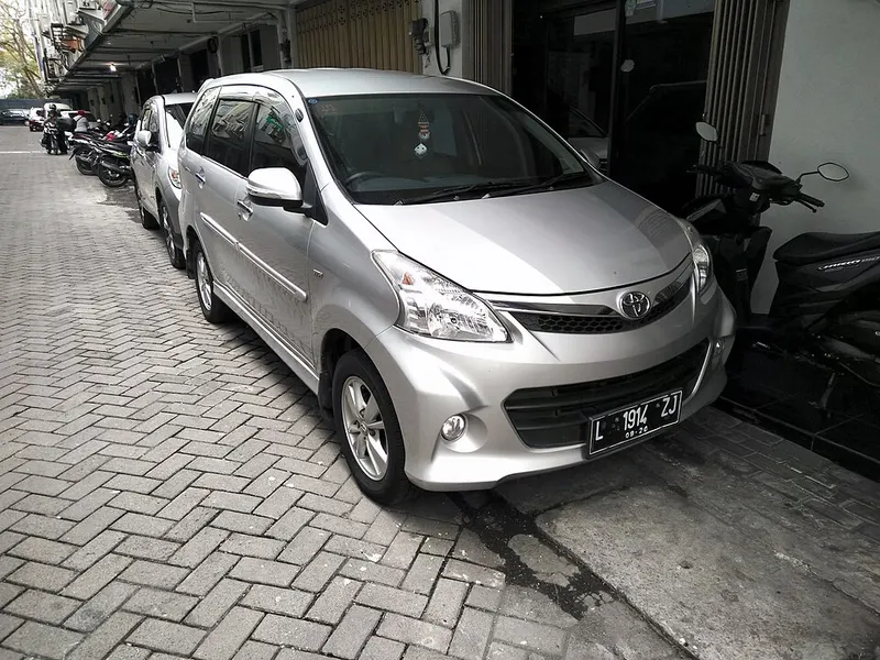Foto ilustrasi Toyota Avanza Veloz AT 2012 (model serupa, bukan unit yang diiklankan)